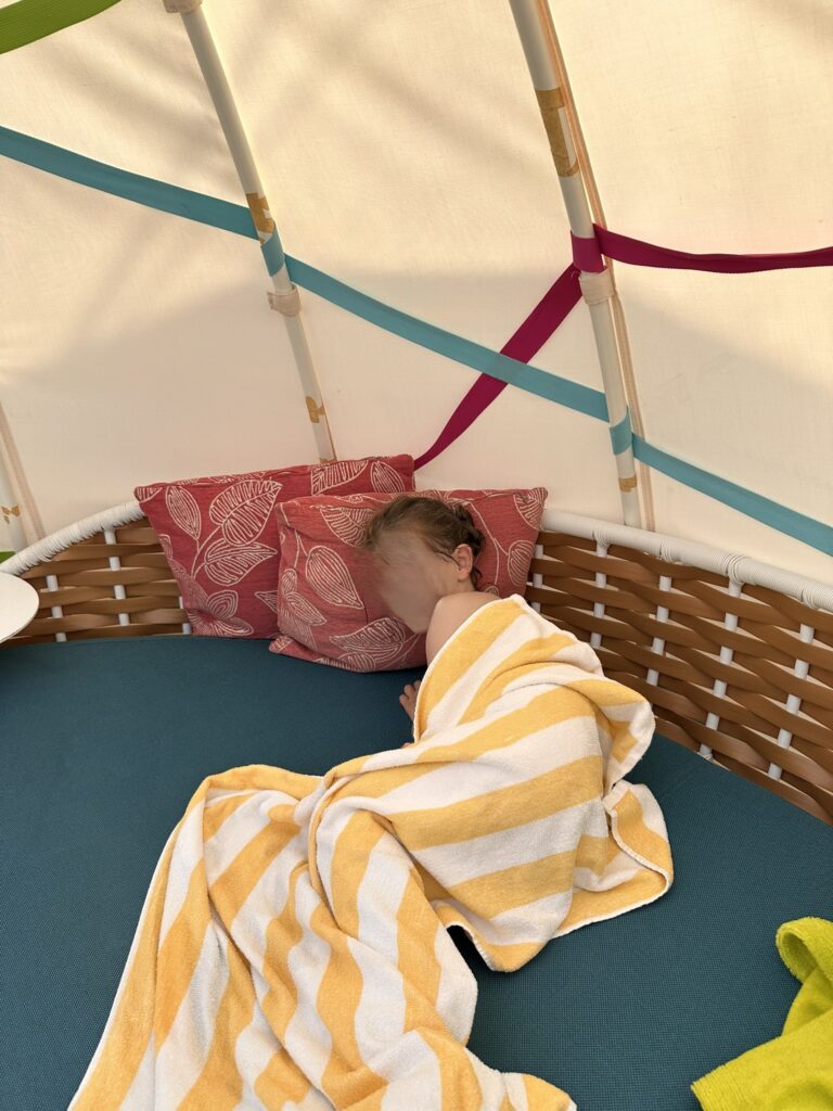 Handtücher können am AIDA Pool ausgeliehen werden